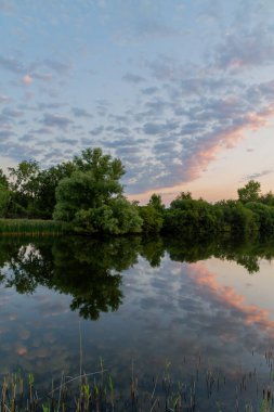 Gölün üzerinde gün batımı.