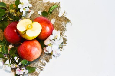 Beyaz arka planda kırmızı elma ve dilimlenmiş elma. Yukarıdan bak. metin için yer