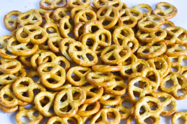 Beyaz arka planda kraker kurabiyeleri. arkaplan, doku.