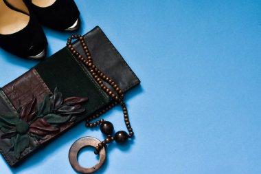 Mavi arka planda kadın kıyafetleri ve aksesuarları. metin için yer