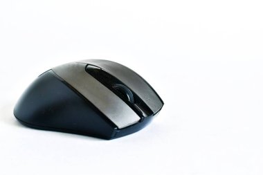Beyaz arka planda siyah bilgisayar kablosuz faresi. IT koleksiyonu