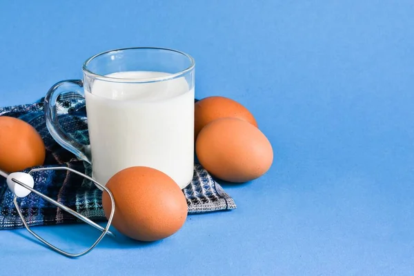 Кружка Молока Куриное Яйцо Синем Фоне — стоковое фото