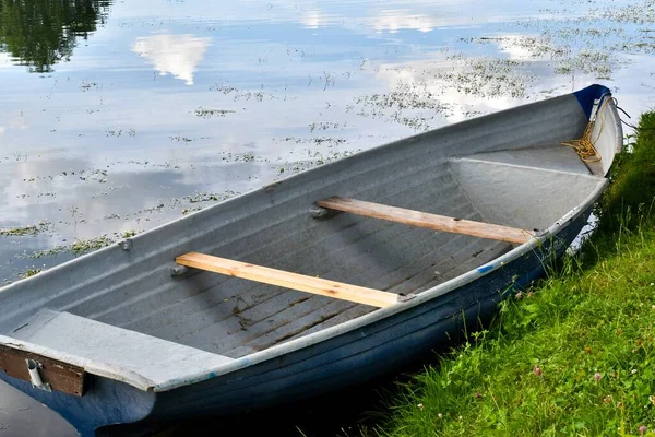 Човен Пришвартований Біля Берега Річки — стокове фото