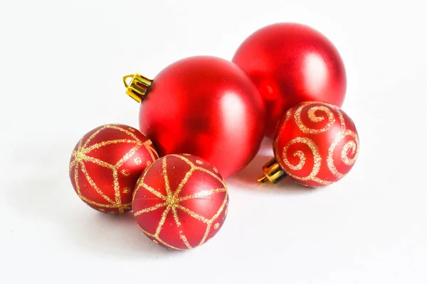 Rode Kerstballen Van Verschillende Grootte Geïsoleerd Witte Achtergrond Nieuwjaar Kerstconcept Stockfoto