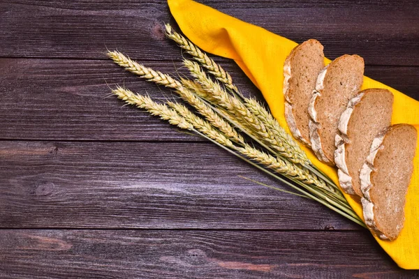Fresh Sliced Bread Yellow Linen Napkin Ears Corn Wooden Background — Stock Photo, Image