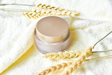 Saç maskesi, banyo havlusunda kavanoz modeli. Kozmetik krem boş kap. Vücut bakım ürünleri, temizlik malzemeleri. Yüz bakımı, nemlendirici maske, saç kremi, yakın plan görüntü..