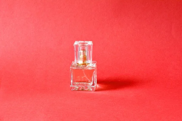 Kırmızı Arka Planda Parfüm Şişesi Kopya Alanı Doğal Sprey — Stok fotoğraf