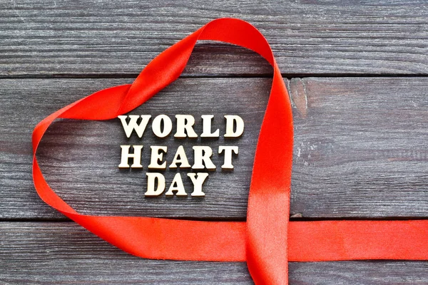 Παγκόσμια Ημέρα Καρδιάς Καρδιά Σχήμα Κόκκινης Κορδέλας Και Επιγραφή Ξύλινα — Φωτογραφία Αρχείου