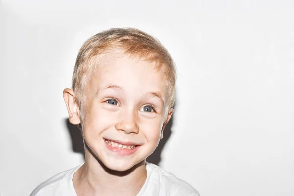 Dia Sorriso Mundial Retrato Menino Criança Feliz Com Amplo Sorriso — Fotografia de Stock