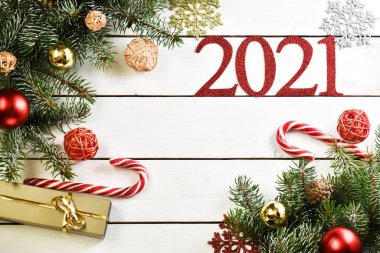 Noel, köknar ağacı ve beyaz tahta süslemeli kahverengi arka plan. Noel duvar kâğıdı. Noel, yeni yıl kompozisyonu ve metin için fotokopi alanı. Düz yatış, üst görünüm