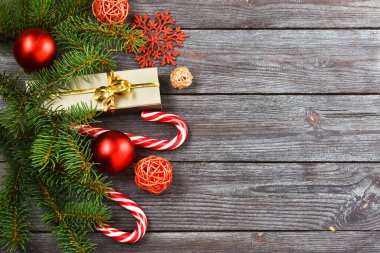 Beyaz hediye kutularıyla ahşap bir arka planda Noel kompozisyonu, köknar dallı gümüş bir kurdele, oyuncaklar. Tebrik etmek için alanı kopyalayın. Yeni yıl, Noel konsepti.