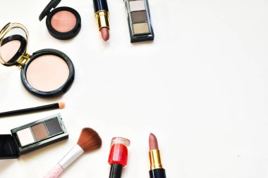 Beyaz arka planda profesyonel makyaj malzemeleri. Uzayı kopyala, düz yat.