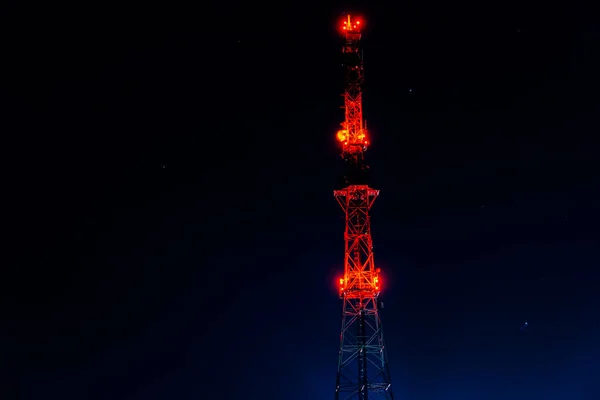 Νυχτερινός Πύργος Τηλεόρασης Επικοινωνία — Φωτογραφία Αρχείου
