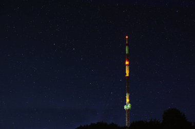 Gökyüzünün arka planındaki TV kulesi