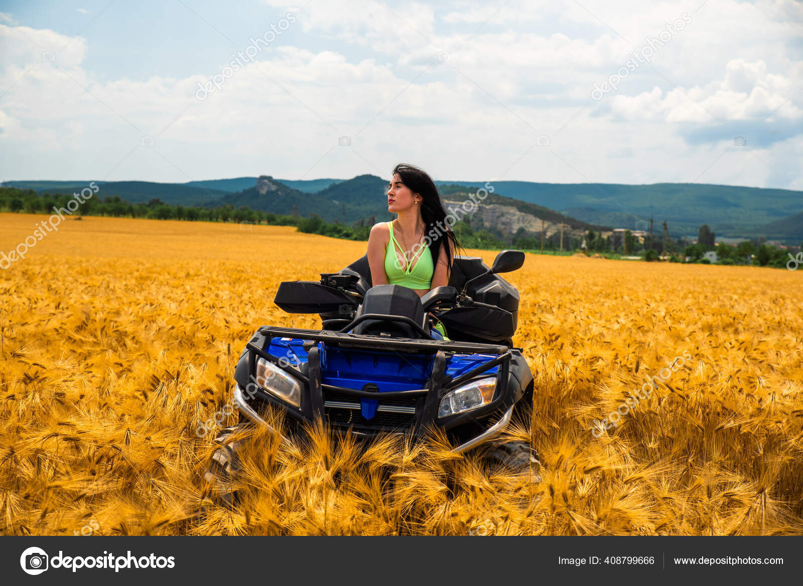 性感的女孩骑着一辆四轮驱动的自行车和黄色的植物在田野里 镜头 乘坐atv四驱车 与女模特儿在美丽的地方越野旅行 图库照片 C Bumblebamboo Mail Ru