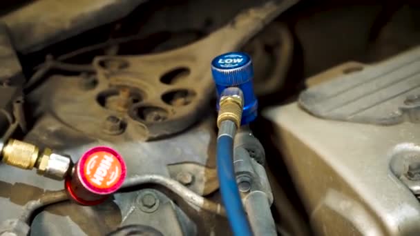 Ремонт авто кондиционера стоковые видео, футажи Скачать