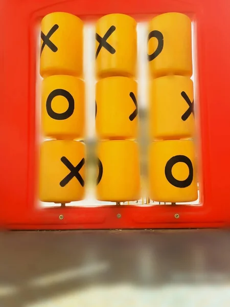 Parktaki çocuk oyuncaklarına odaklan