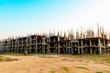 Suriye, Gujrat, Hindistan - Haziran 2019: Suriye 'de büyük binaların yeni inşasına bakış