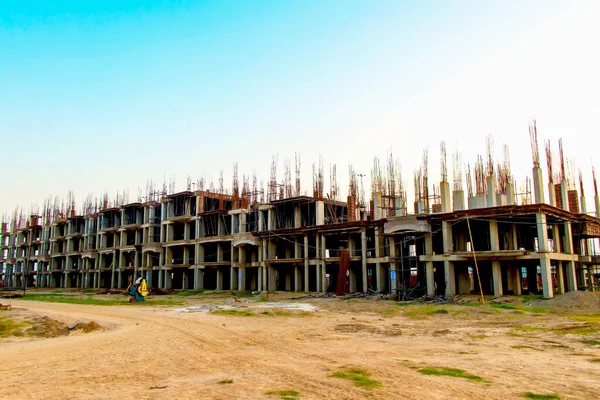 Suriye, Gujrat, Hindistan - Haziran 2019: Suriye 'de büyük binaların yeni inşasına bakış