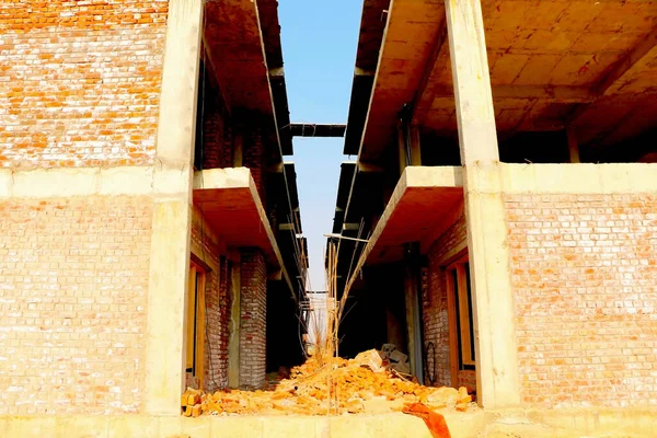 Ahmedabad, Gujrat, Hindistan, Mart 2020: Ahmedabad 'da yeni inşa edilen binanın soyut görüşü