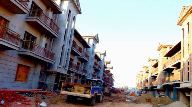 Ajmer, Rajasthan, Hindistan, - Temmuz 2020: Yeni bina inşaatının soyut görünümü, Ajmer 'de işçilik üzerinde çalışıyor