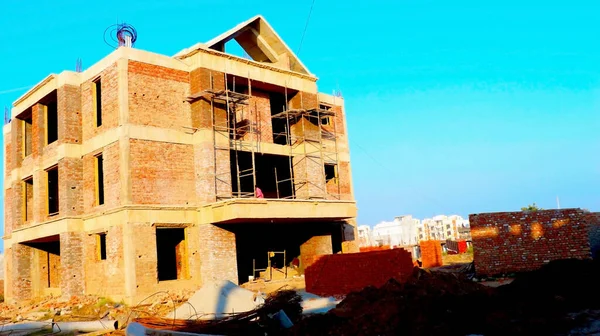 Surat, Gujrat, Hindistan, - Temmuz 2020: Surat 'ta yeni bir salon inşaatının soyut görünümü