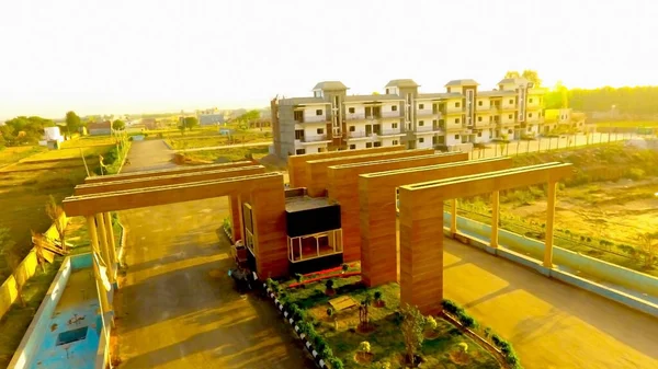 Latur, Maharashtra, Hindistan, - Mart 2020: Latur 'da büyük bir kasabaya büyük bir girişin soyut görünümü