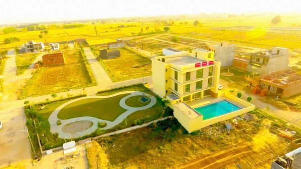 Pune, Maharashtra, Hindistan, - Mart 2020: Pune 'deki küçük yüzme havuzlarının soyut görünümü