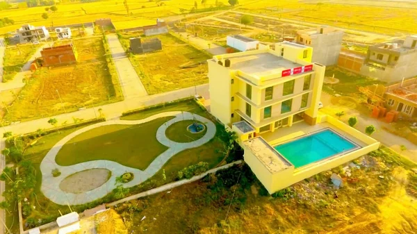 印度马哈拉施特拉邦浦那 2020年3月 浦那一个小型游泳池的摘要 — 图库照片