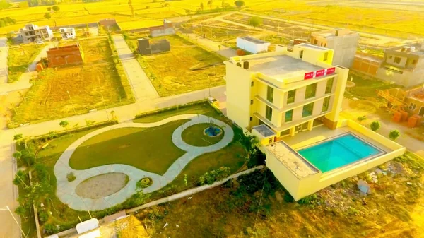 Pune, Maharashtra, Hindistan, - Mart 2020: Pune 'deki küçük yüzme havuzlarının soyut görünümü