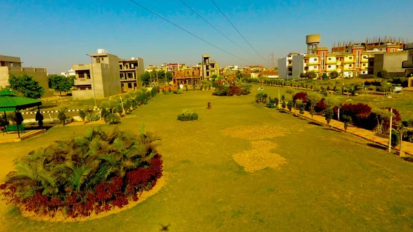 Latur, Maharashtra, Hindistan - Haziran 2020: Yazın Latur 'daki yeşil parkların soyut görünümü