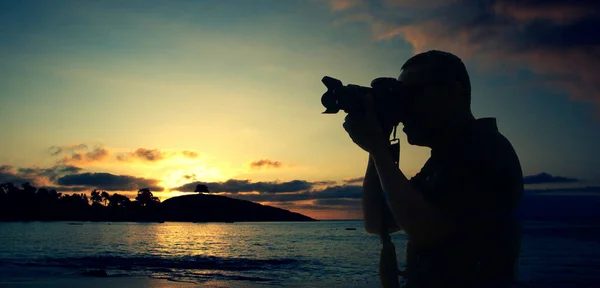 Silhouette Eines Mannes Beim Fotografieren Strand Ist Sonnenuntergang Sonnenuntergang — Stockfoto