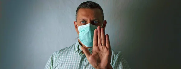 Hombre Con Mascarilla Disponiendo Mano Enfrente Para Detener Coronavirus — Photo