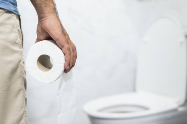 Bir adam ishal oldu ve iki numarayı almak için tuvalete gitti. Elinde yıkaması ve temizlemesi gereken kağıt mendil vardı..