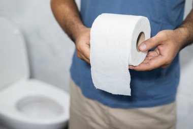 Bir adam ishal oldu ve iki numarayı almak için tuvalete gitti. Elinde yıkaması ve temizlemesi gereken kağıt mendil vardı..