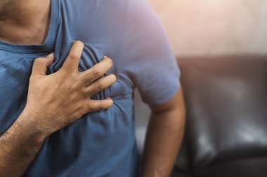 Göğsünde bir el, kalbini sıkıyor. Ani bir kalp krizi geçirdi..