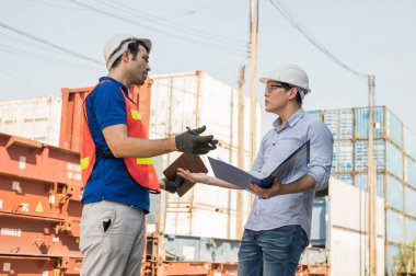 Ustabaşı ve liman işçilerinin konteyner kargo limanında sorunları var. Ticari Lojistik İthalat İhracat Nakliye Konsepti.