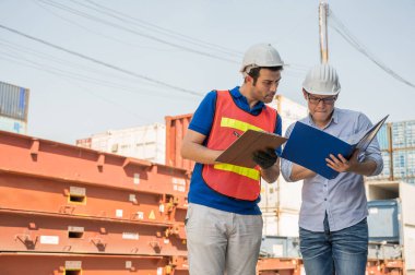 Foreman ve rıhtım çalışanları kargo limanında pano tutuyor. Ticari Lojistik İthalat İhracat Nakliye Konsepti.