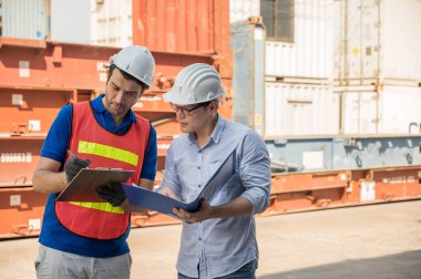 Foreman ve rıhtım çalışanları kargo limanında pano tutuyor. Ticari Lojistik İthalat İhracat Nakliye Konsepti.