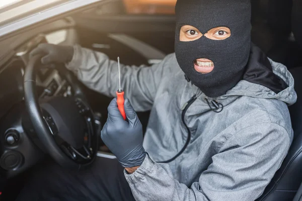 Ladrón Usa Destornillador Robando Coche Concepto Seguro Vehículos — Foto de Stock