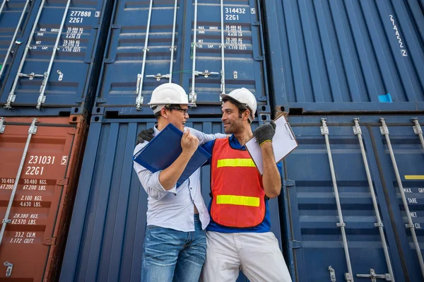 コンテナ貨物港のハッピーフォアマンとドックの労働者のスタッフ ビジネス物流輸出入輸送コンセプト — ストック写真