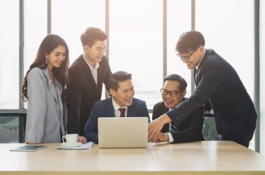 Asyalı iş adamları istatistikleri analiz ediyor. İş Adamları Ekibi Konferans Kurumsal Kavram Toplantısı Ofiste.