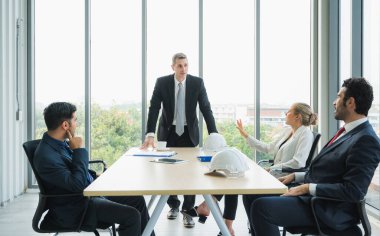 Profesyonel takım çalışması ile yapılan konferans sırasında İnşaat Mühendisliği 'nin kıdemli liderliği. Ofiste çalışan iş adamları.