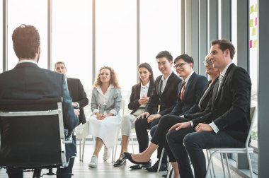 İş Adamları Toplantısı Konferansı Kurumsal Konsepti ofiste. Seminer Konseptinde çok ırklı Çok Irklı İşadamları Ekibi.