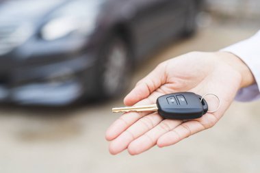 İş adamı araba anahtarı veriyor. Yeni araba alıyorum..