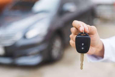 İş adamı araba anahtarı veriyor. Yeni araba alıyorum..