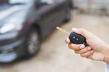 Otomobili kilitlemek için uzaktan kumandaya bas.