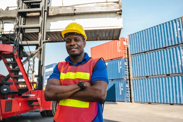 黒のフォアマンの労働者は コンテナ貨物港でクレーンとフォークリフトを制御してコンテナをロードします アフリカのドック物流輸入輸送コンセプトの男性スタッフ — ストック写真