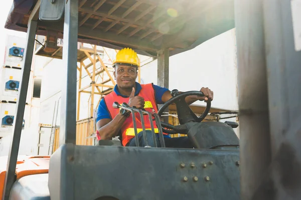 Trabajador Capataz Negro Que Conduce Comprobación Carretilla Elevadora Puerto Carga —  Fotos de Stock