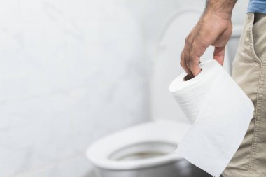 Bir adam ishal oldu ve iki numarayı almak için tuvalete gitti. Elinde yıkaması ve temizlemesi gereken kağıt mendil vardı..